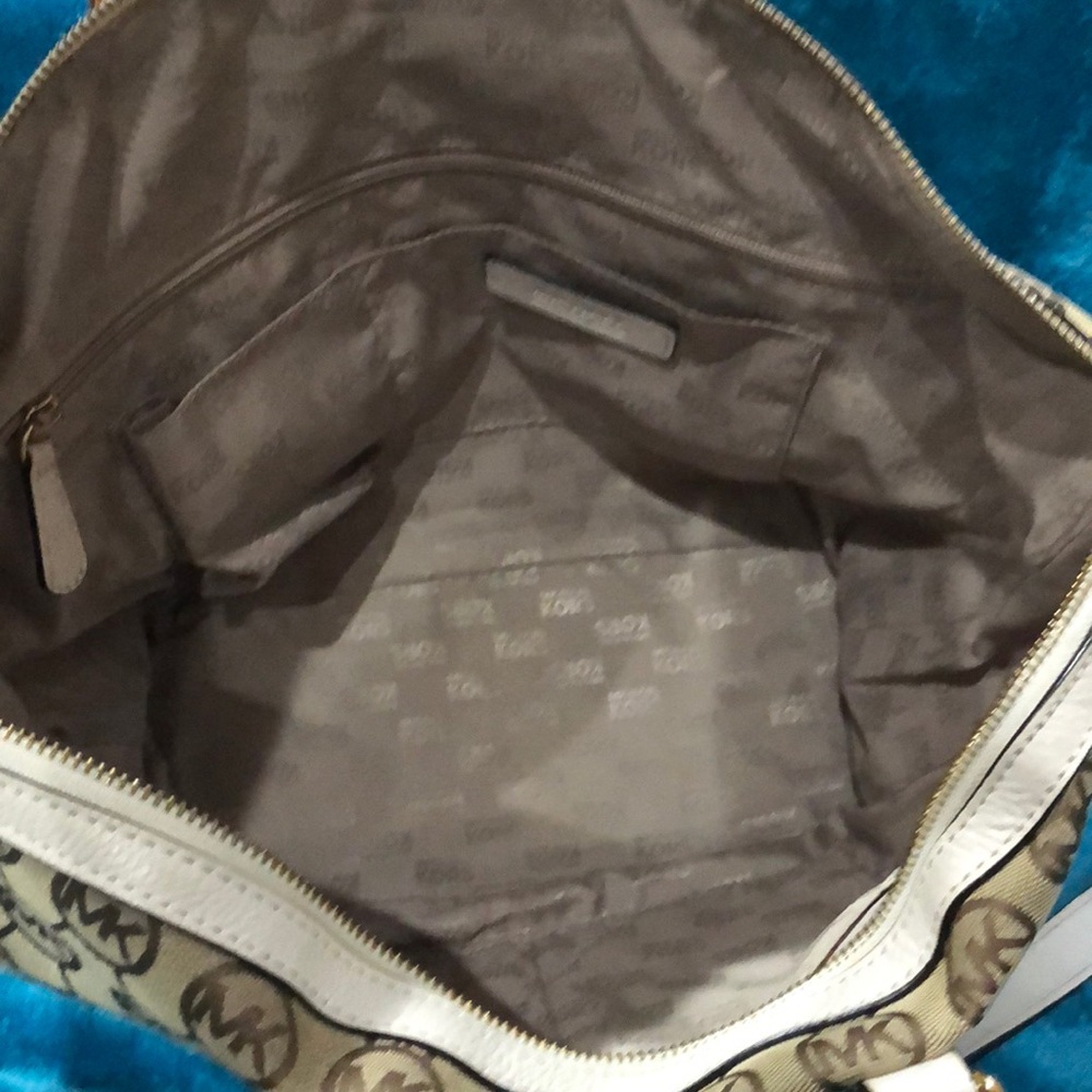 Michael Kors purse💯Authentic - Picture 5 of 8